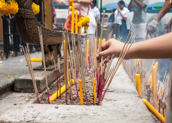 Buddhistické lidi modlit, vonné tyčinky a svíčky — Stock fotografie