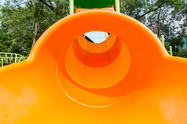 Разноцветный тоннель для бега на детской площадке — стоковое фото