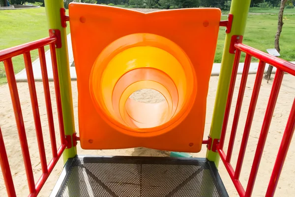 Барвистий тунель на дитячому майданчику — стокове фото