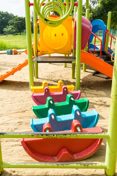 Kleurrijke speelgoedauto in speeltuin voor kinderen — Stockfoto