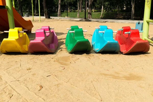 Красочная игрушечная машина на детской площадке — стоковое фото