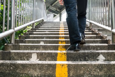 Üstgeçit sağ tarafında yürüyen bir adam