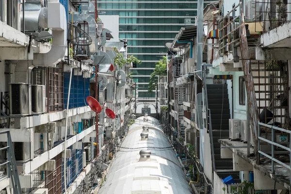 La parte posterior de los edificios abarrotados en Bangkok — Foto de Stock