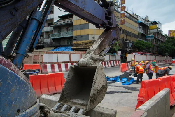 Workers are repairing a road in Bangkok — Stock Photo, Image