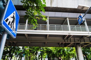 Zebra geçerken, iki yaya trafik işaretleri bl uyarı çapraz