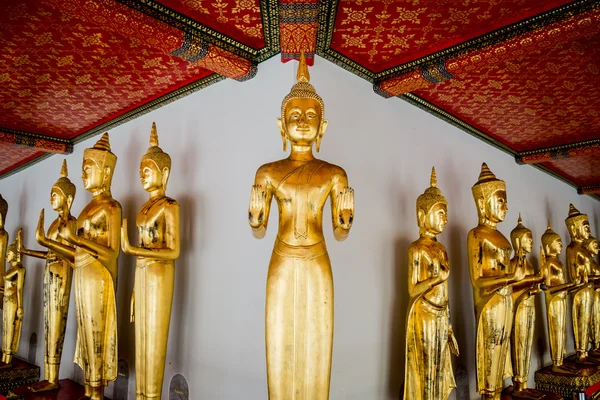 Bangkok, Thailand - AUG 31: Standing Thai Golden Buddha from Wat — Stock Photo, Image