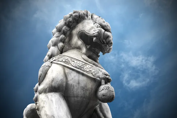 Chinês tigre de pedra guardião sob o céu azul — Fotografia de Stock