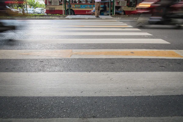 Bangkok, thailand - 27 augusti: en man som väntar på att gå över en zebra — Stockfoto