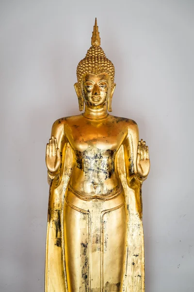 Bangkok, Thailandia - 31 agosto: Buddha d'oro tailandese in piedi da Wat — Foto Stock