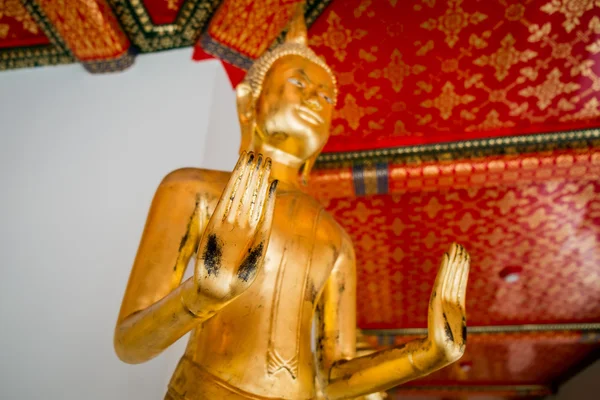 Bangkok, Thailandia - 31 agosto: Buddha d'oro tailandese in piedi da Wat — Foto Stock