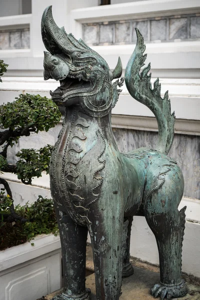 Guardiano del leone di bronzo a Wat Pho, Bangkok, Thailandia — Foto Stock