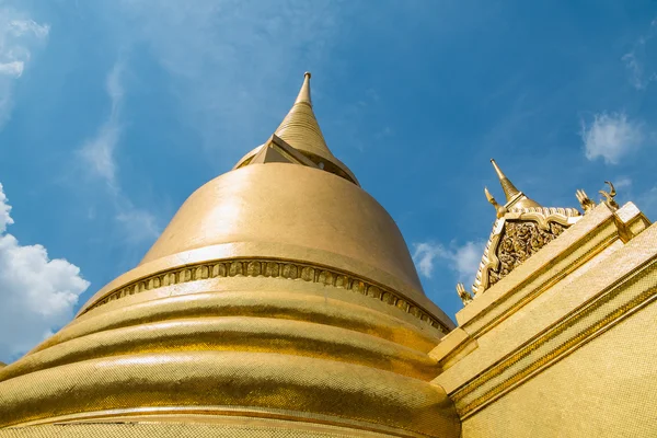 Pagoda dorada en Wat Phra Kaew, Templo del Buda Esmeralda, Ba —  Fotos de Stock