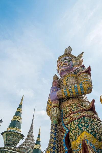 Μωβ γίγαντας στο wat phra kaew, Μπανγκόκ, Ταϊλάνδη — Φωτογραφία Αρχείου