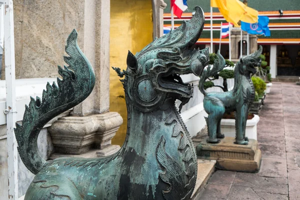 Guardiani del leone di bronzo a Wat Pho, Bangkok, Thailandia — Foto Stock