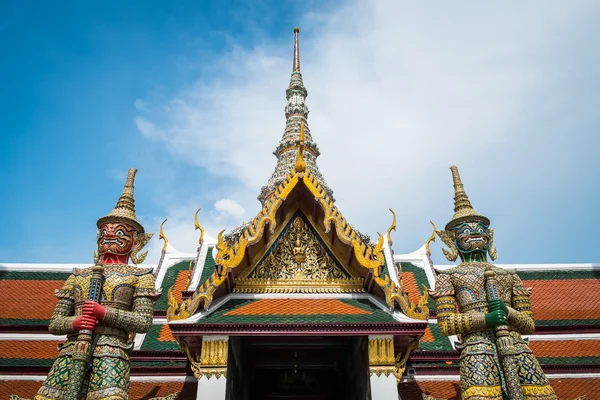 Guardiani giganti a Wat Phra Kaew, Bangkok, Thailandia — Foto Stock