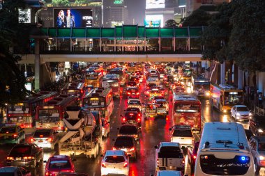 Orta Dünya, kötü trafik yağmurlu gece bangkok