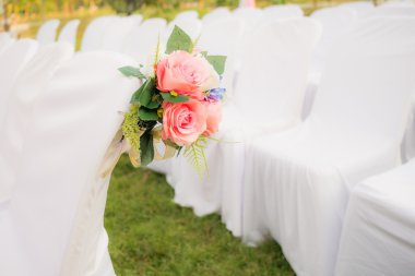 açık hava düğün beyaz boş sandalyeler