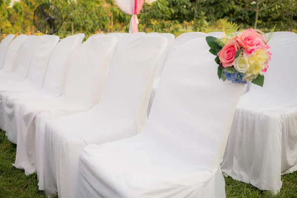 Empty white chairs in outdoor wedding — Stock Photo, Image