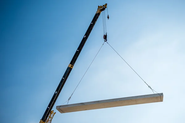 Crane lifting cement block — Stock Photo, Image