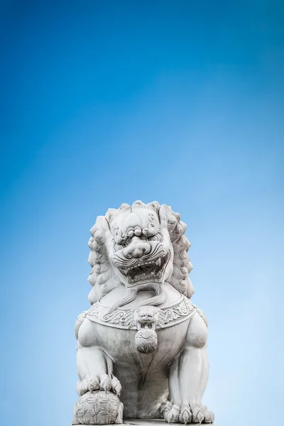 Guardiano della tigre di pietra cinese sotto il cielo blu — Foto Stock