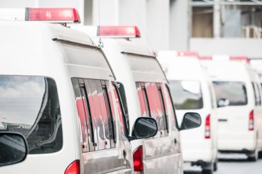 çok beyaz ambulans araba yolda