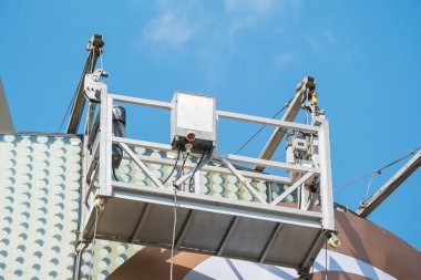 mavi gökyüzünün altında boş Asma İskele