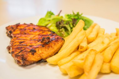 domuz biftek salatası ve patates kızartması ile