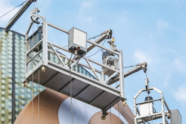 Empty hanging scaffold under blue sky — Stock Photo, Image