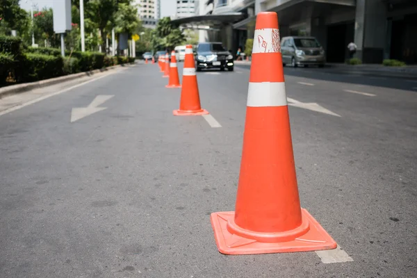 Cones de controle de tráfego na rua lateral para evitar o estacionamento do carro — Fotografia de Stock