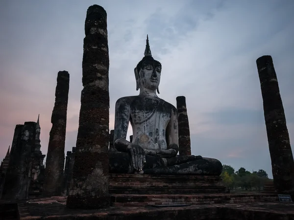 Noche en Wat Mahathat en el Parque Histórico de Sukhothai, Sukhothai , — Foto de Stock