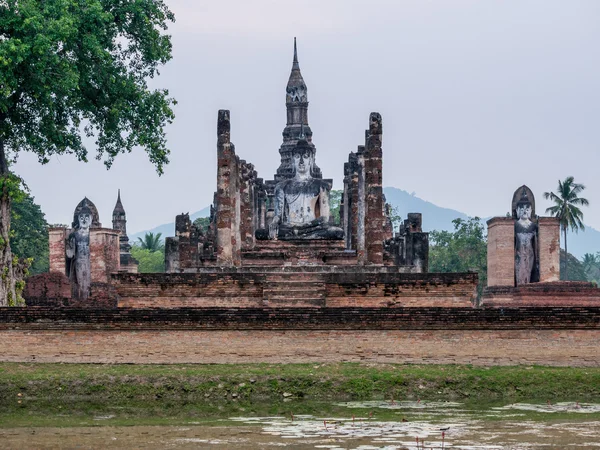 Noche en Wat Mahathat en el Parque Histórico de Sukhothai, Sukhothai , — Foto de Stock