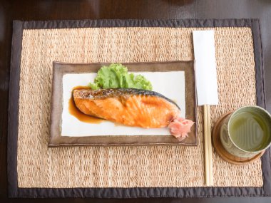 Japon soslu kızarmış som balığı