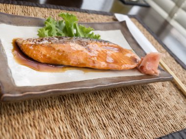 Japon soslu kızarmış som balığı