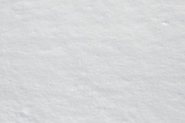 Yerde kar, güneşli bir günde karlı yüzey.