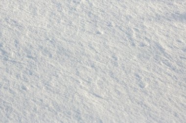 Yerde kar, güneşli bir günde karlı yüzey.