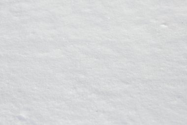 Yerde kar, güneşli bir günde karlı yüzey.