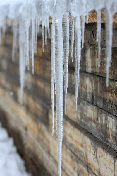 屋根の上の氷柱 — ストック写真