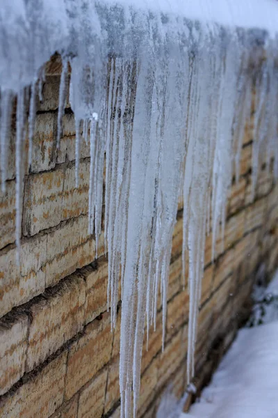 Ледяные Сосульки Крыше — стоковое фото