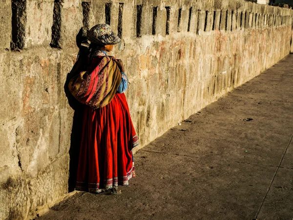 Peruanische Frau in traditioneller Kleidung — Stockfoto