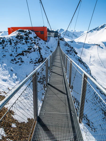 Opknoping van brug in gastein skiresort — Stockfoto