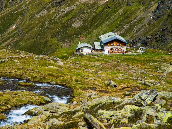 Geleneksel alpine hut — Stok fotoğraf