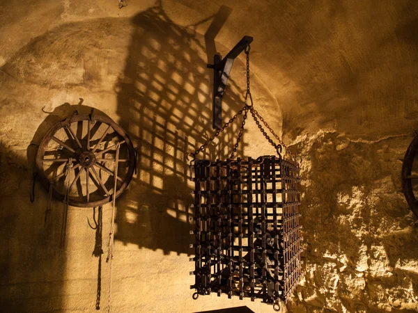 Cage dans la chambre de torture — Photo