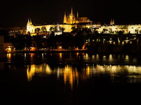 在晚上的 hradcany 城堡 — 图库照片