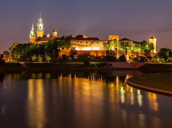 Wawel hrad a vistula řeky v noci — Stock fotografie
