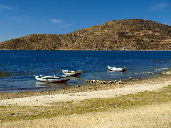 Båtar på titicaca-sjön — Stockfoto
