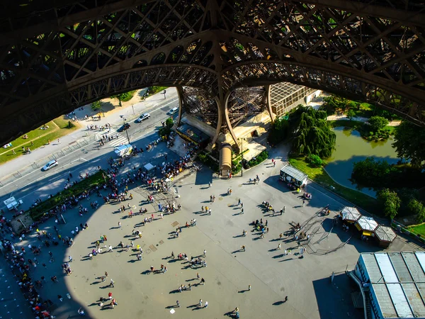 Pessoas sob a Torre Eiffel — Fotografia de Stock