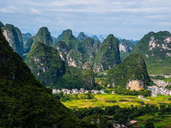 Maisema lähellä Yangshuo — kuvapankkivalokuva