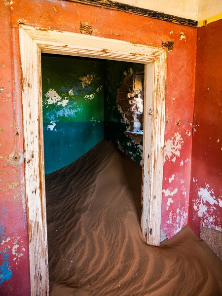Sand in abandoned house in Kolmanskop ghost town — Stock Photo, Image