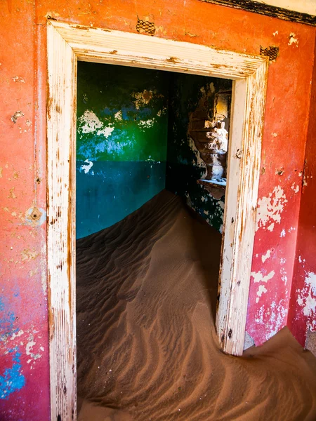 Areia em casa abandonada em Kolmanskop cidade fantasma — Fotografia de Stock