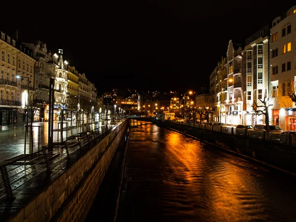 Rio Tepla em Karlovy Vary à noite — Fotografia de Stock